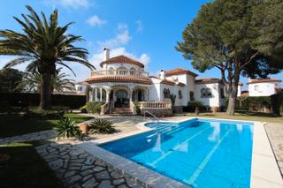 Xalet  Avinguda califòrnia. Casa independiente con gran jardín privado
