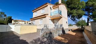 Towny house in El Casalot. Casa pareada esquinera