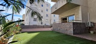 Apartament  Passeig del mediterrani. Bajo esquinero con gran jardín