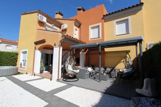 Casa aparellada  Carrer de mont-roig de sió. Casa pareada en comunidad tranquila