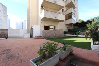 Apartament  Passeig del mediterrani. Apartamento bajo con jardín cerca del mar