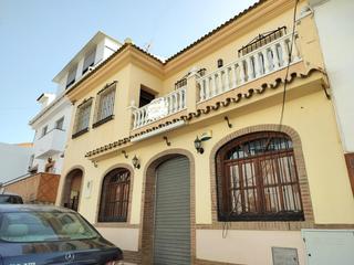 House in Riogordo. Amplia vivienda con bar en panta baja