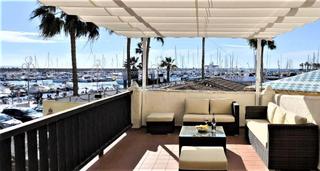 Pis a Puerto Marina. Apartamento exclusivo en primera línea, frente al puerto deporti