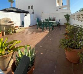 Maison jumelée à Montemar. Adosado de tres dormitorios con garaje y piscina en montemar