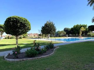 Apartament a La Colina. Fabuloso bajo con amplio jardín en la costa del sol