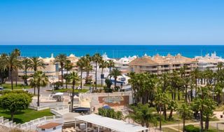 Piso en Puerto Marina. Espectacular piso reformado en primera línea de playa en benalmá