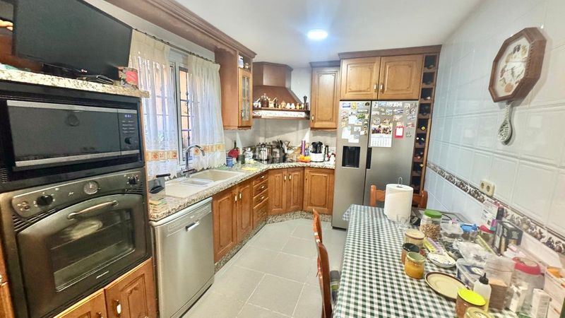 Foto b06d01fd-08df-440e-9d91-e8d3179e4acd. Casa adossada a Loma de los Riscos Torremolinos