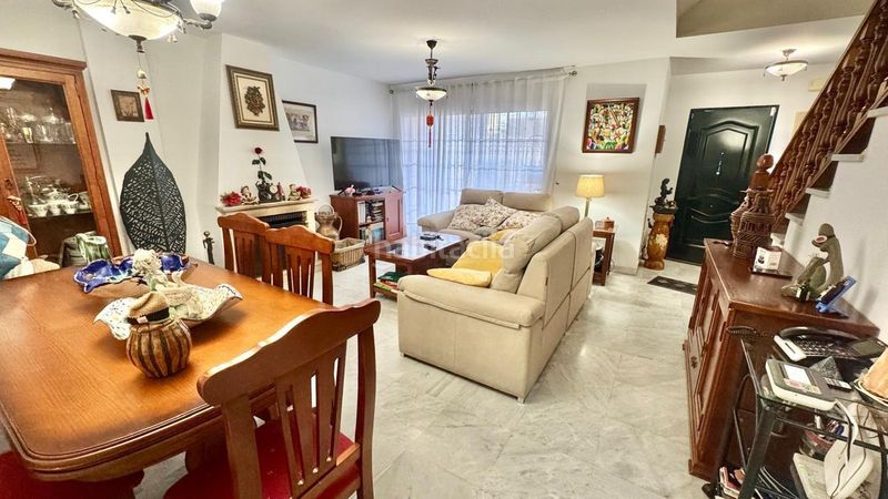 Foto e2ffc655-023a-4bf1-934e-58975e2c013d. Casa adossada a Loma de los Riscos Torremolinos