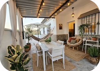 Chalet in Almogía. Casa en una sola planta en impecable estado y gran parcela