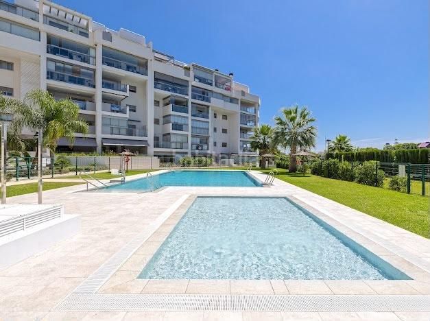 Foto 808229f3-d00b-44c5-bef3-794f9b394e60. Planta baixa amb calefacció aparcament piscina a Torremolinos