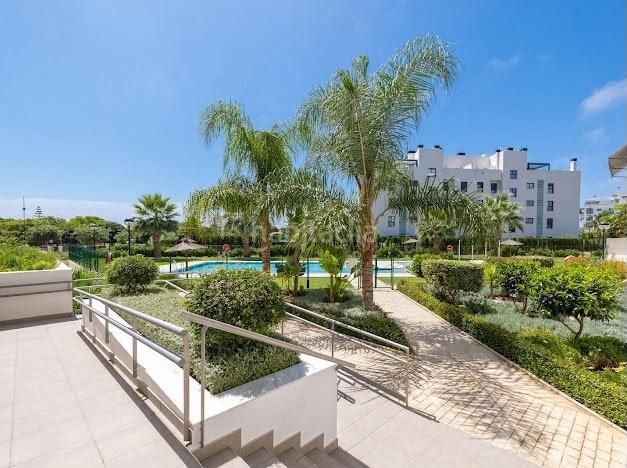 Foto e83963fe-ea0c-4d24-9ec5-1bebc769f206. Planta baixa amb calefacció aparcament piscina a Torremolinos