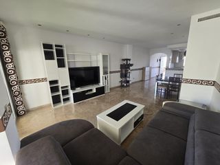 Piso en Riviera del Sol. Exclusiva vivienda en esquina con amplia terraza acristalada en