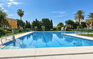 Pis a Solymar. Apartamento con licencia turística, piscina y jardines a pocos m