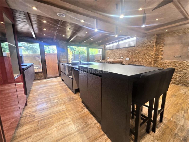 Foto 695d0475-f9a6-411e-bd5e-1926ad0b52de. Alquiler casa exclusivo chalet de 5 dormitorios 3 plantas piscina a 5 minutos de la playa en Málaga