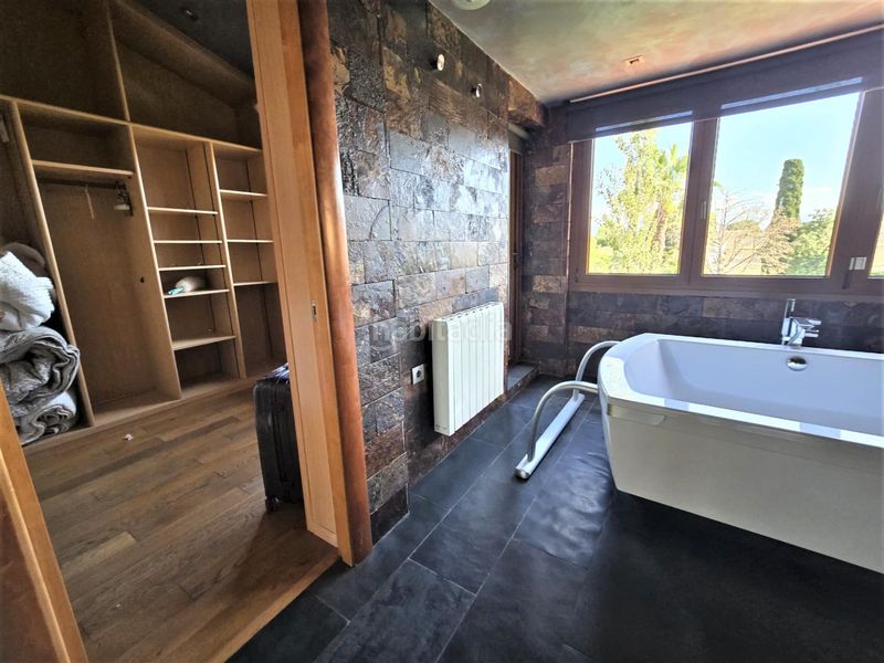 Foto 73c9dcba-db5e-43a7-a97f-a5bc95c930cc. Alquiler casa exclusivo chalet de 5 dormitorios 3 plantas piscina a 5 minutos de la playa en Málaga