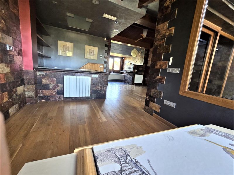 Foto b0a8ccf5-d47e-4033-a35e-17bbaf6c2f6e. Alquiler casa exclusivo chalet de 5 dormitorios 3 plantas piscina a 5 minutos de la playa en Málaga
