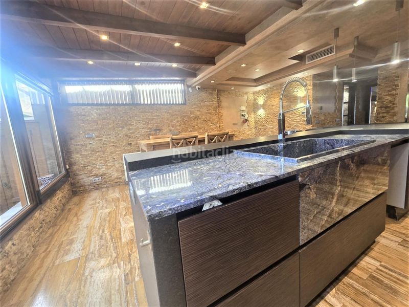Foto dba3828a-5ad7-4cba-a8ab-eedbc4dfe40a. Alquiler casa exclusivo chalet de 5 dormitorios 3 plantas piscina a 5 minutos de la playa en Málaga