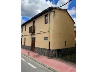 Casa adossada  Segre. Casa esquinera en el centro del pueblo