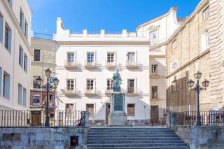 Edifici a El Pópulo - Santa María. Edificio histórico único en el centro histórico de cádizse trata