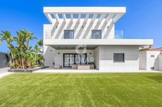Chalet à Valdelagrana. Descubre este impresionante chalet independiente ubicado en vald