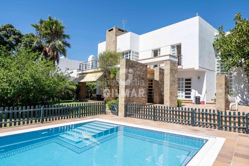 Foto 47f39064-d5a9-4304-93a5-dc59fe0c3a5c. Xalet amb calefacció aparcament piscina a Novo Sancti Petri Chiclana de la Frontera