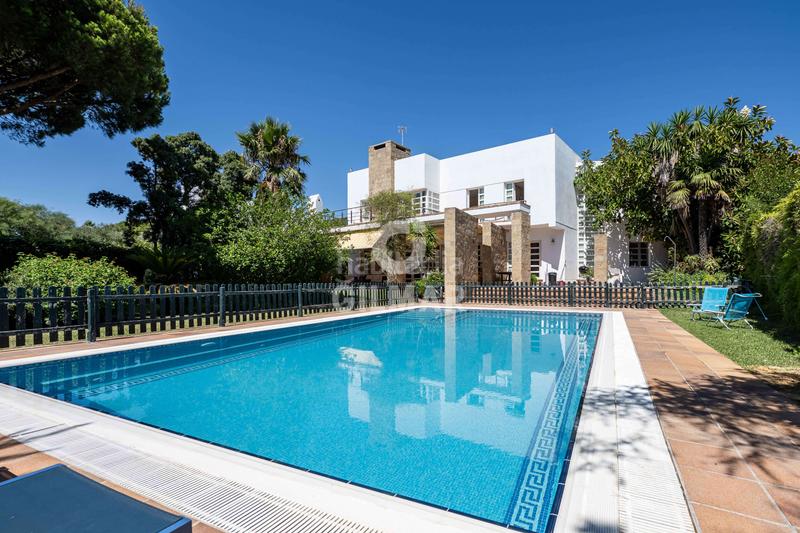 Foto 550d5a46-b9df-432a-abf4-bed415673870. Xalet amb calefacció aparcament piscina a Novo Sancti Petri Chiclana de la Frontera