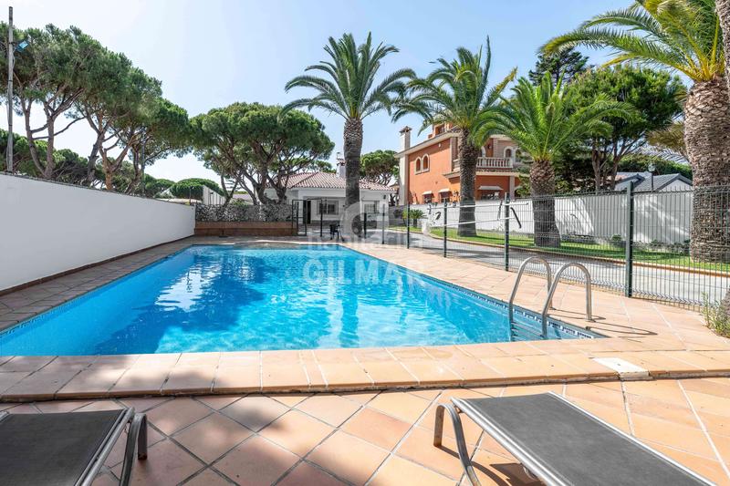 Foto 23048759-0e3b-4a00-b8d4-105190640226. Chalet descubre este espectacular chalet independiente situado en la prestigiosa zona de La Barrosa, , un encla en Chiclana de la Frontera