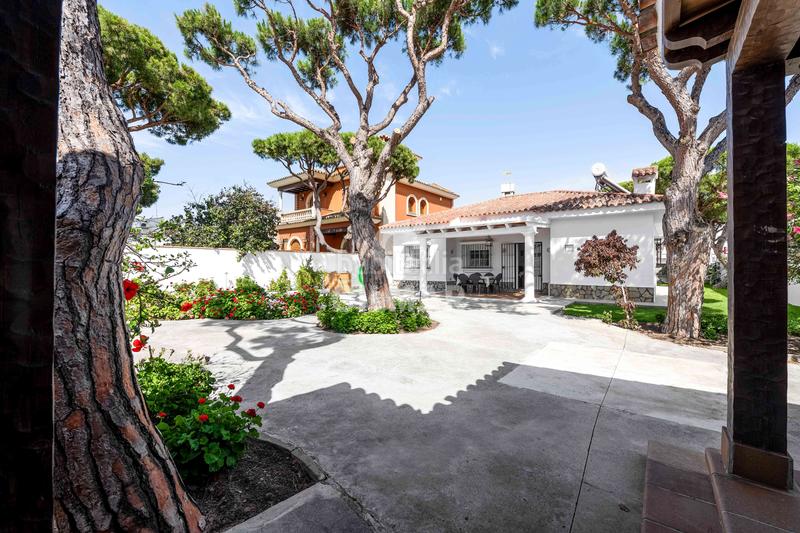 Foto 3441ff4d-19bb-4f5e-b01c-f8f17b0f4818. Chalet descubre este espectacular chalet independiente situado en la prestigiosa zona de La Barrosa, , un encla en Chiclana de la Frontera