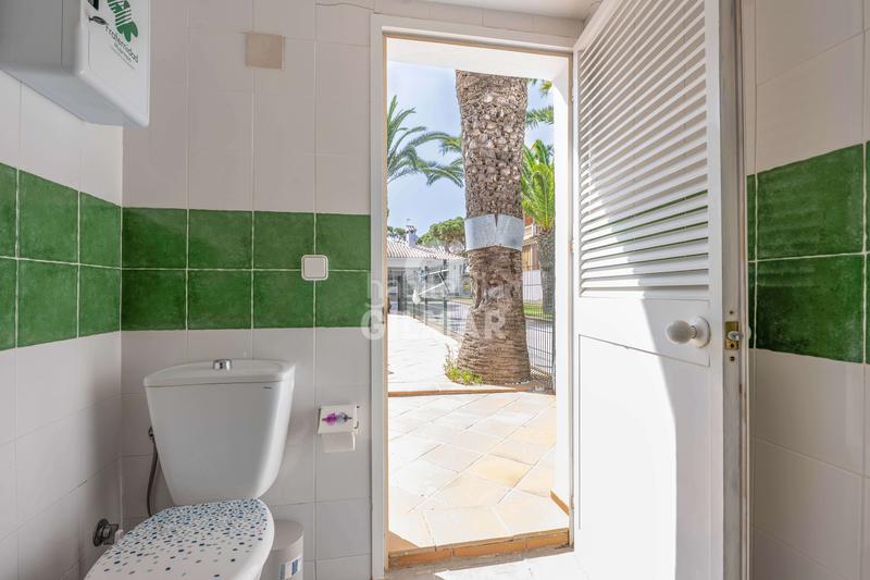 Foto 4decbbfe-ab11-4beb-9ce5-db397c2bb1ff. Chalet descubre este espectacular chalet independiente situado en la prestigiosa zona de La Barrosa, , un encla en Chiclana de la Frontera