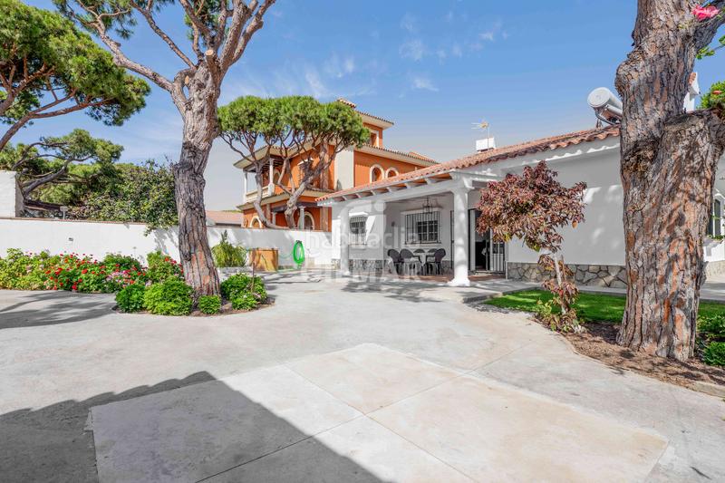 Foto 6fe9de95-08ef-42b7-8773-11dcb5aaf22c. Chalet descubre este espectacular chalet independiente situado en la prestigiosa zona de La Barrosa, , un encla en Chiclana de la Frontera
