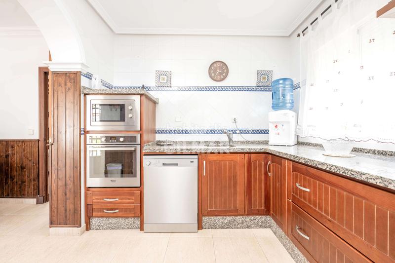 Foto 72ef3fdc-a958-4c4d-8fc1-5247b99292ef. Chalet descubre este espectacular chalet independiente situado en la prestigiosa zona de La Barrosa, , un encla en Chiclana de la Frontera