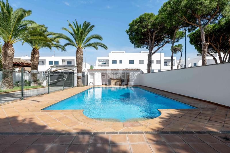 Foto 7b90a5ab-a9b7-47ff-9c17-0f09f5da3526. Chalet descubre este espectacular chalet independiente situado en la prestigiosa zona de La Barrosa, , un encla en Chiclana de la Frontera