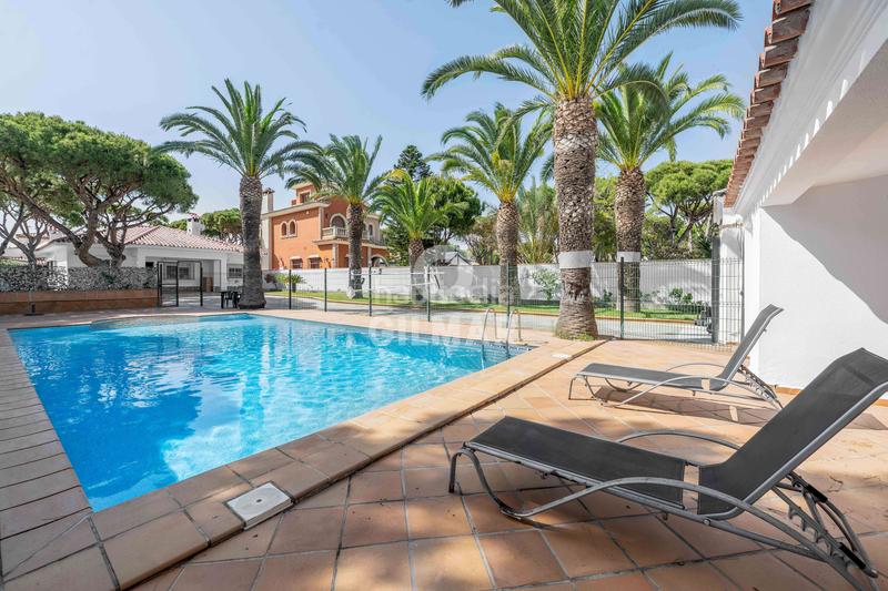 Foto 81f170f4-7be8-4923-8801-3f452b208f2c. Chalet descubre este espectacular chalet independiente situado en la prestigiosa zona de La Barrosa, , un encla en Chiclana de la Frontera