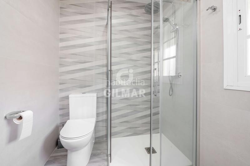 Foto 8d3c6d30-c8e3-4cd9-b8df-2a2676fe2861. Chalet descubre este espectacular chalet independiente situado en la prestigiosa zona de La Barrosa, , un encla en Chiclana de la Frontera