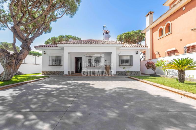 Foto b11c2739-f2b1-4942-94b4-1a55432acdbb. Chalet descubre este espectacular chalet independiente situado en la prestigiosa zona de La Barrosa, , un encla en Chiclana de la Frontera