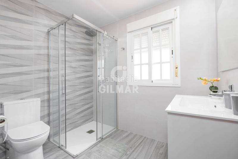 Foto bdd57875-2cd0-4aff-bff1-3adf629aa5d7. Chalet descubre este espectacular chalet independiente situado en la prestigiosa zona de La Barrosa, , un encla en Chiclana de la Frontera