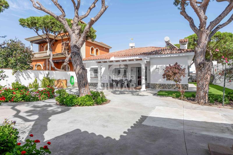 Foto c5450778-5b64-4062-ad2d-d1d4c0e75f84. Chalet descubre este espectacular chalet independiente situado en la prestigiosa zona de La Barrosa, , un encla en Chiclana de la Frontera