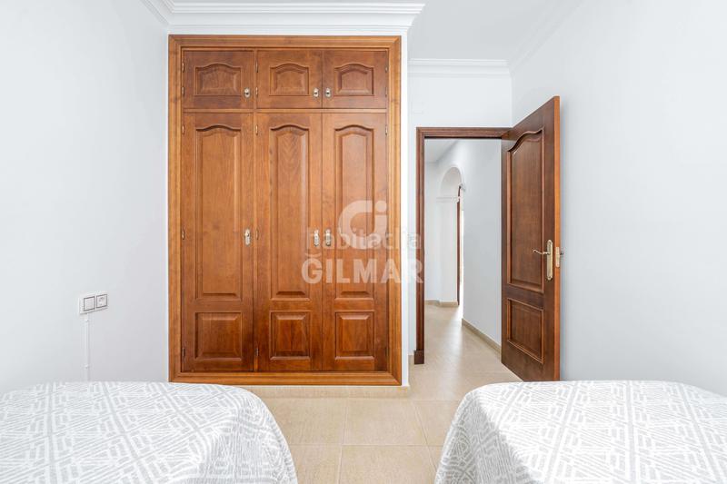 Foto cc26b5a0-3197-4016-b286-92f3dc87d09b. Chalet descubre este espectacular chalet independiente situado en la prestigiosa zona de La Barrosa, , un encla en Chiclana de la Frontera