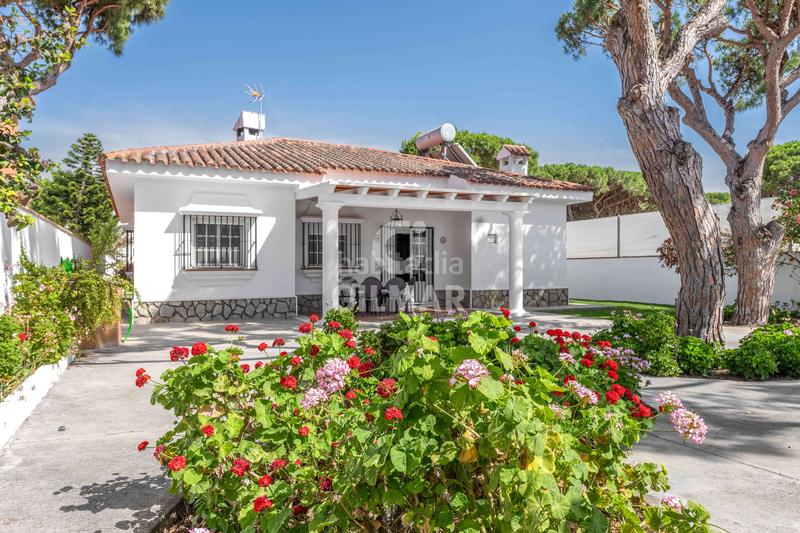 Foto d21d1ab3-7b3c-4417-a32e-b482e534081b. Chalet descubre este espectacular chalet independiente situado en la prestigiosa zona de La Barrosa, , un encla en Chiclana de la Frontera