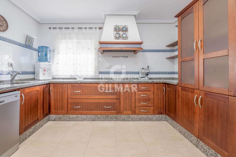 Foto e91fc4ce-8ff9-4efa-b24c-6e9bed56868b. Chalet descubre este espectacular chalet independiente situado en la prestigiosa zona de La Barrosa, , un encla en Chiclana de la Frontera