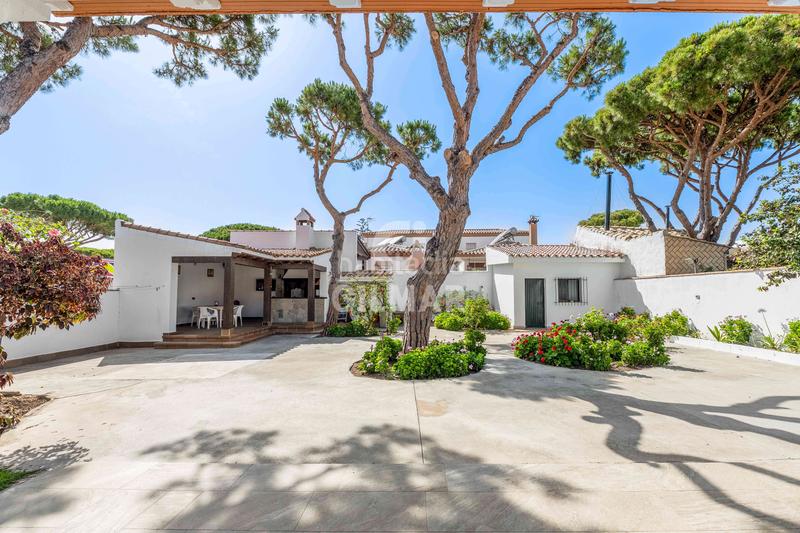 Foto ef72518e-3abc-41cf-b54f-f3b2999f9a23. Chalet descubre este espectacular chalet independiente situado en la prestigiosa zona de La Barrosa, , un encla en Chiclana de la Frontera