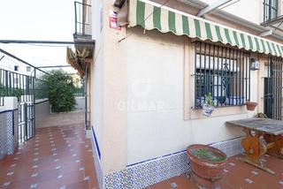 Casa aparellada a Playa de la Regla. Este unifamiliar cuenta con una ubicación privilegiada, en pleno
