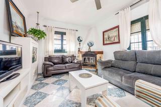 Doppelhaus in Playa de la Regla. Este unifamiliar cuenta con una ubicación privilegiada, en pleno