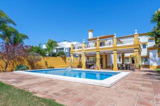 Chalet à Novo Sancti Petri. Descubre este exclusivo chalet independiente en la prestigiosa u