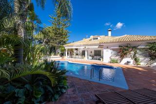 Chalet en Parque Atlántico - Ronda este. Se presenta una exquisita propiedad ubicada en la zona de la car