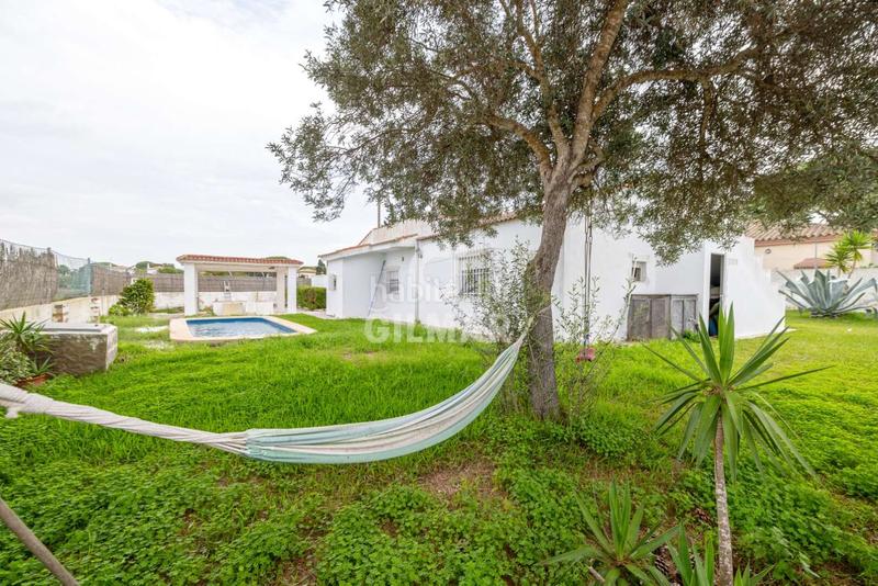 Foto 147a886b-1ac5-4a82-afc7-69fd444c2cba. Chalet presentamos este agradable chalet independiente con piscina, ubicado en la zona de Los Gallos , una exce en Chiclana de la Frontera