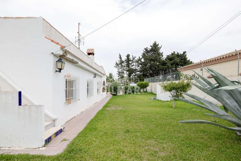 Foto 2dfff2ad-9e9f-42d7-ae1d-6b07ff65659f. Chalet presentamos este agradable chalet independiente con piscina, ubicado en la zona de Los Gallos , una exce en Chiclana de la Frontera