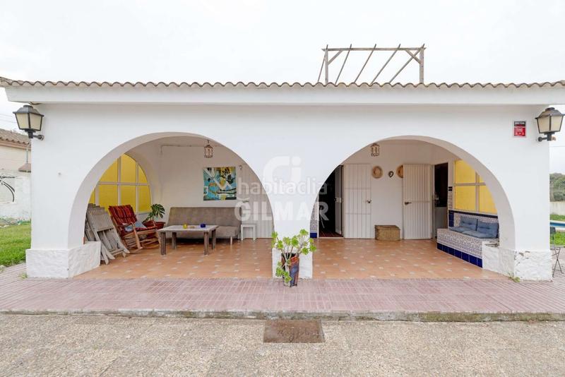 Foto 4e7e4da8-0128-4c6f-9039-46cea1734629. Chalet presentamos este agradable chalet independiente con piscina, ubicado en la zona de Los Gallos , una exce en Chiclana de la Frontera