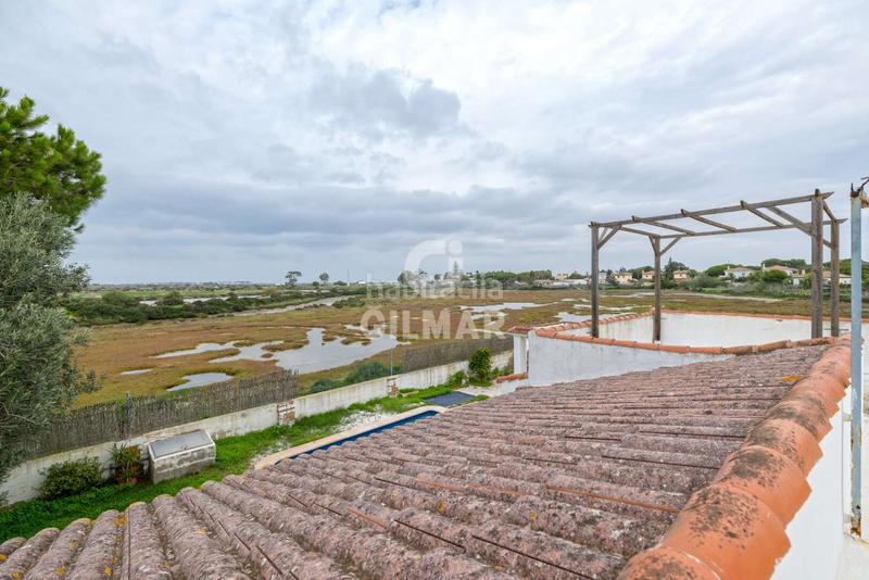 Foto 690b3be2-55b0-4fe9-bb77-5fe137fffc82. Chalet presentamos este agradable chalet independiente con piscina, ubicado en la zona de Los Gallos , una exce en Chiclana de la Frontera