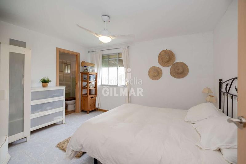 Foto 69ce09aa-680f-497d-bbc2-ed2611f034f5. Chalet presentamos este agradable chalet independiente con piscina, ubicado en la zona de Los Gallos , una exce en Chiclana de la Frontera